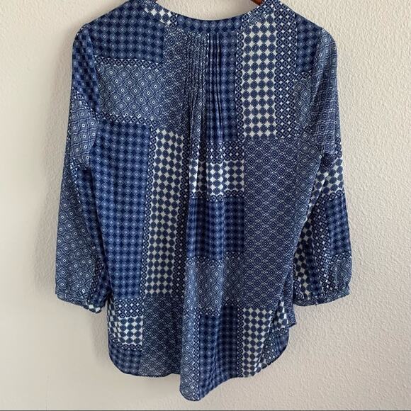 NYDJ Not Your Daughters Jeans Pintuck Blouse Geometric Blue Front Button Small - Picture 11 of 11